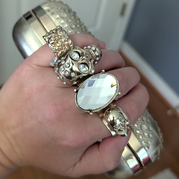 Knuckle Clutch with Skull Rings - Picture 5 of 6